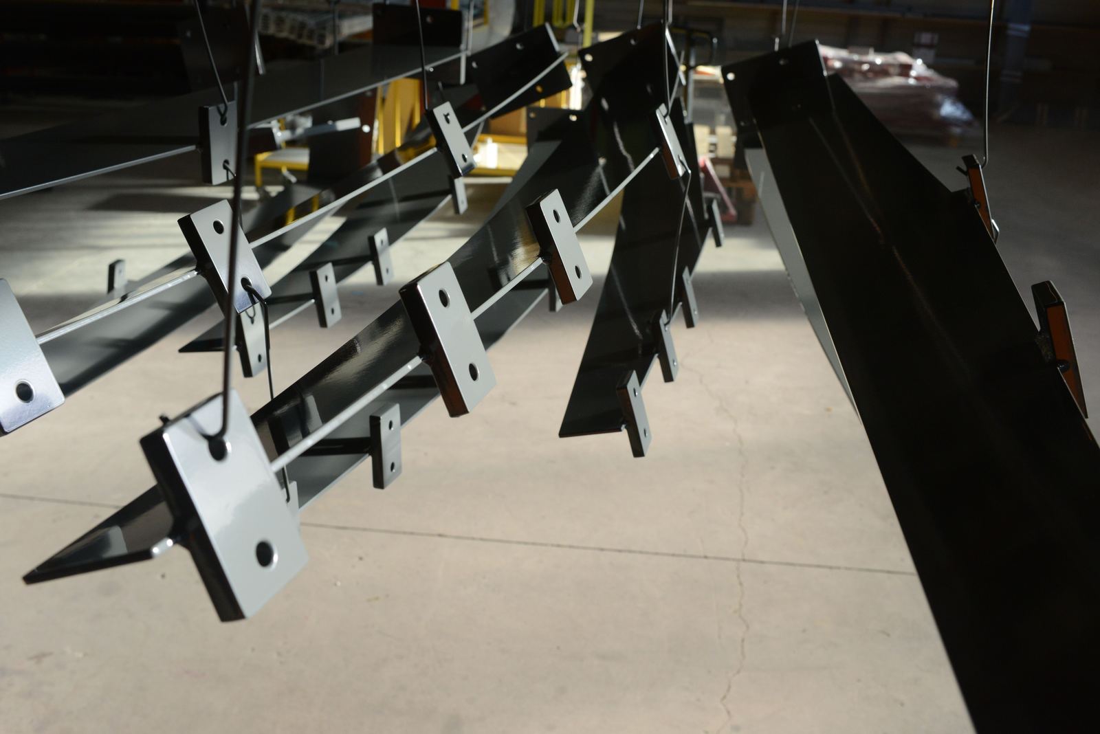Pièces métalliques suspendues dans l'atelier