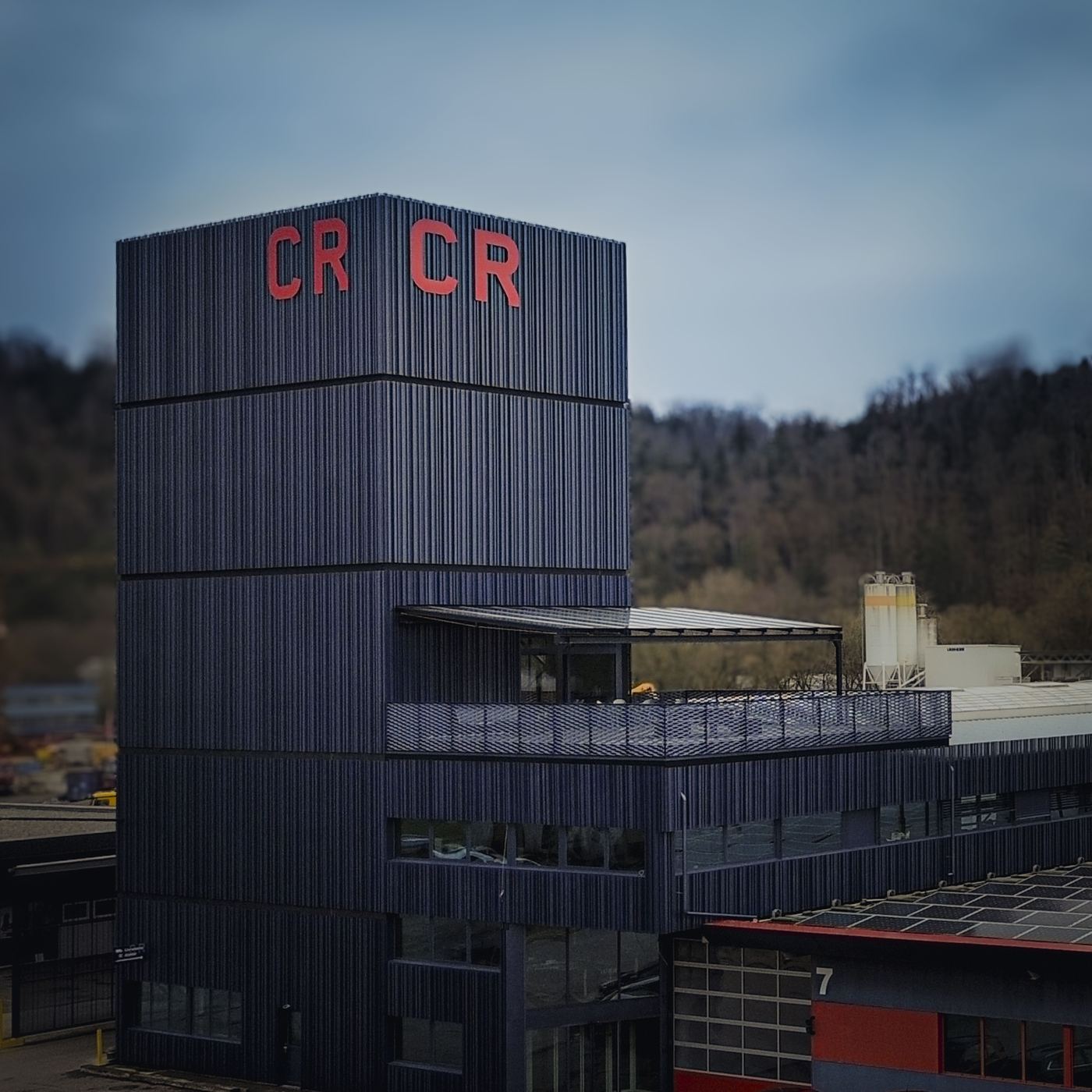 Bâtiment de CR Métallique SA à Porrentruy, façade sombre portant le logo CR