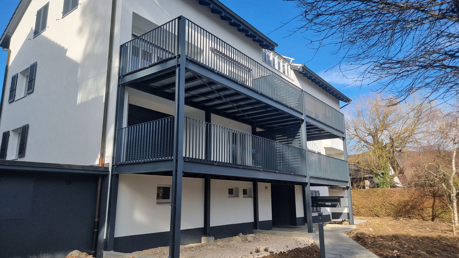Façade avec balcons métalliques superposés