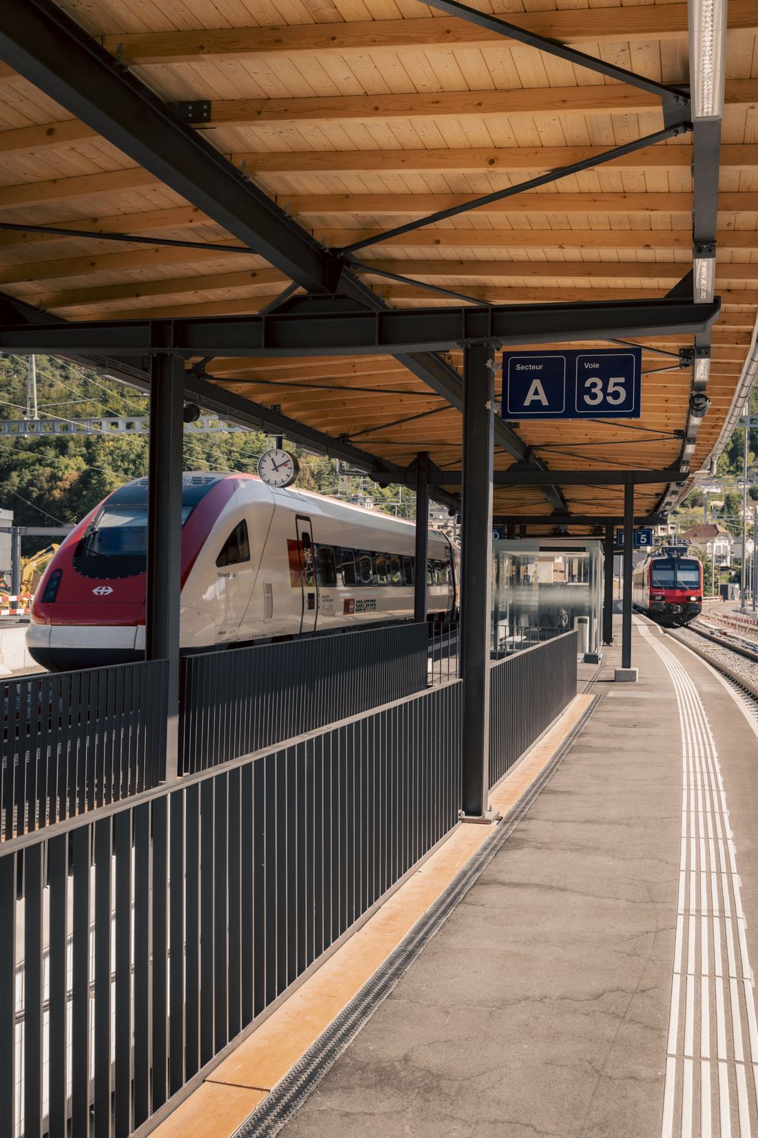 Quai couvert le long d'une voie, train à l'arrêt
