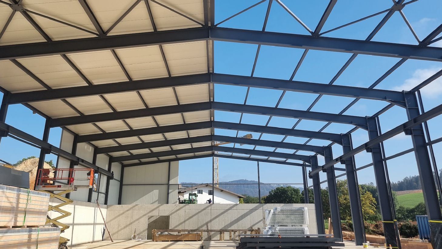 Charpente métallique en cours de montage, vue intérieure