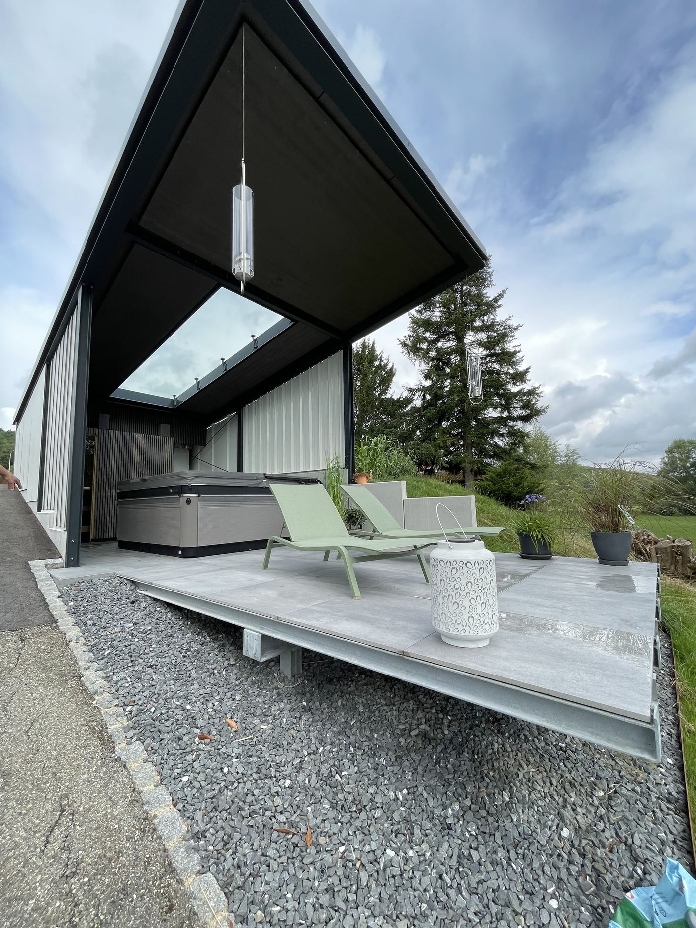 Couvert de terrasse métallique sur une maison