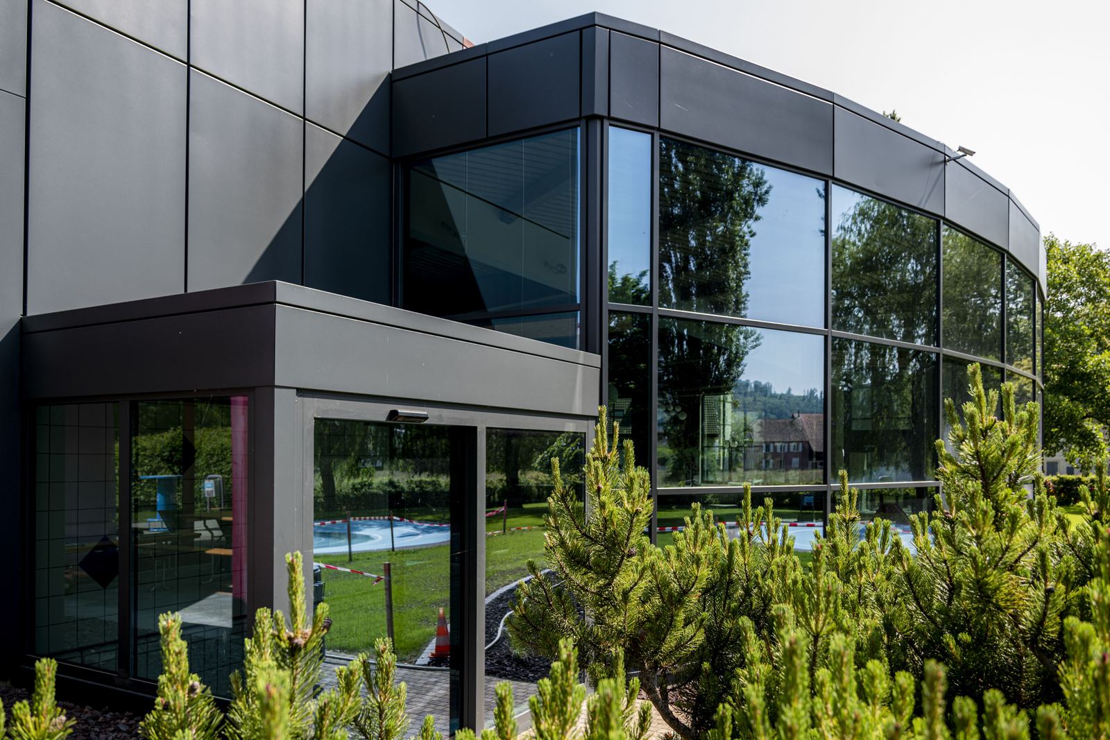 Façade vitrée et aluminium d'un bâtiment arrondi