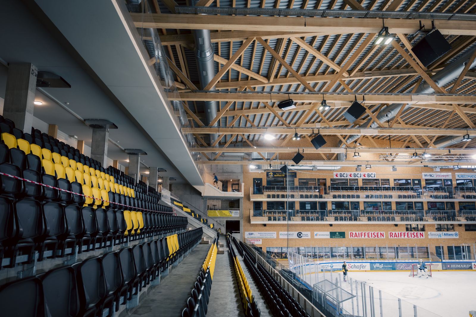 Gradins et charpente d'une salle de sport sur glace