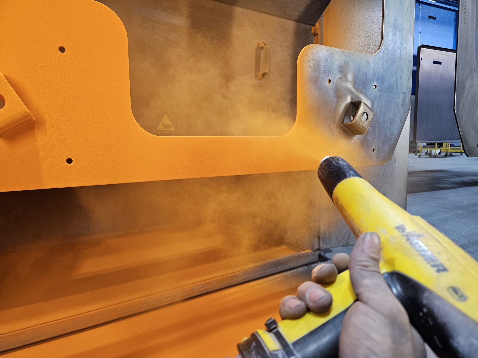 Application de peinture en poudre au pistolet électrostatique